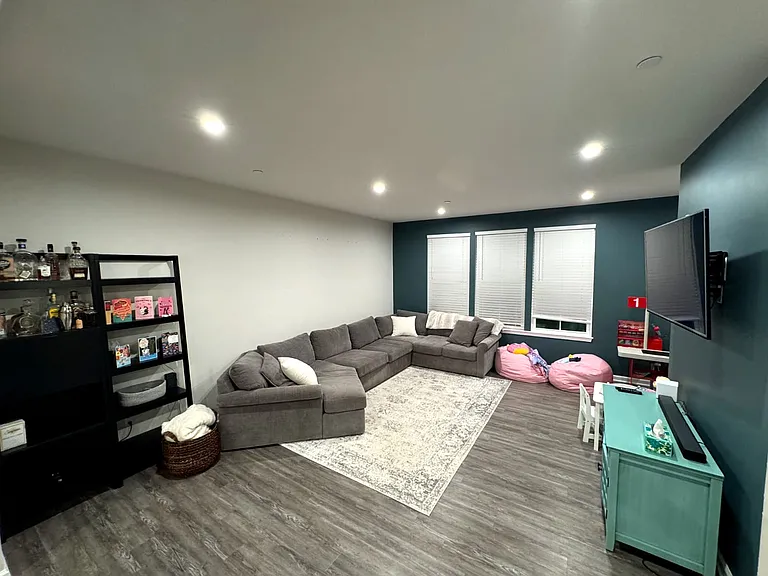 1064 Adair Ave — Photo 7