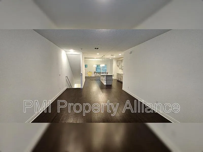 4 bed, 3.5 bath, 2359 sqft, $3,049 — Photo 4