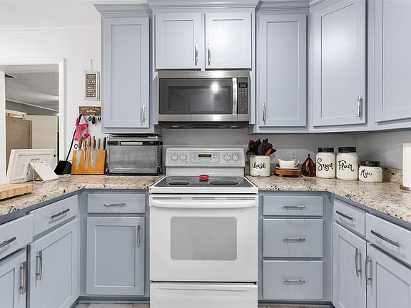 5th image of 703 Texas St