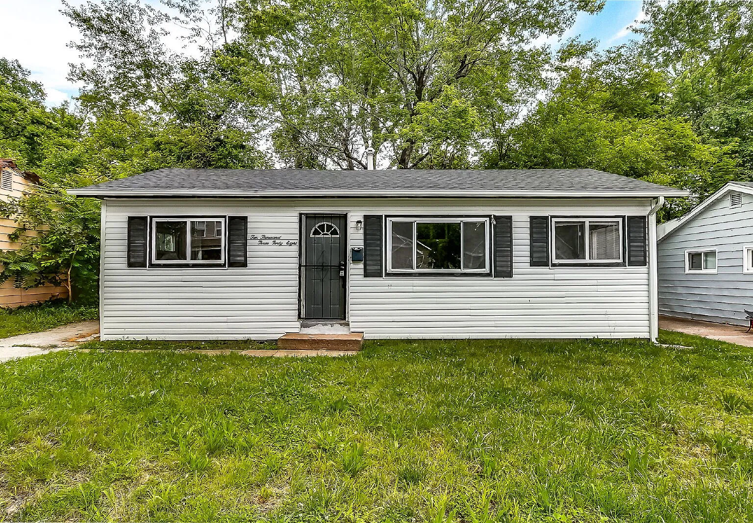 3 bed, 1.0 bath, 770 sqft, $1,250 — Photo 2