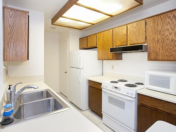 5th image of 2035 S Elm St Unit 205