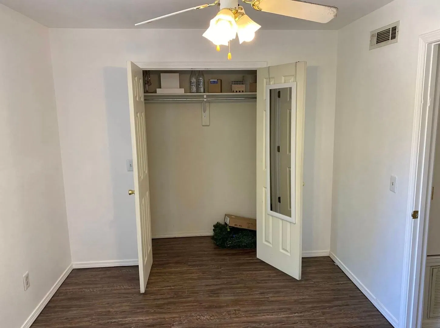 2nd Floor Unit, 1 Bedroom, 1 Full Bathroom - Within walking distance of University of Arkansas, W... — Photo 4