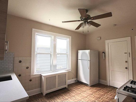 Newly renovated kitchen w/ granite countertop