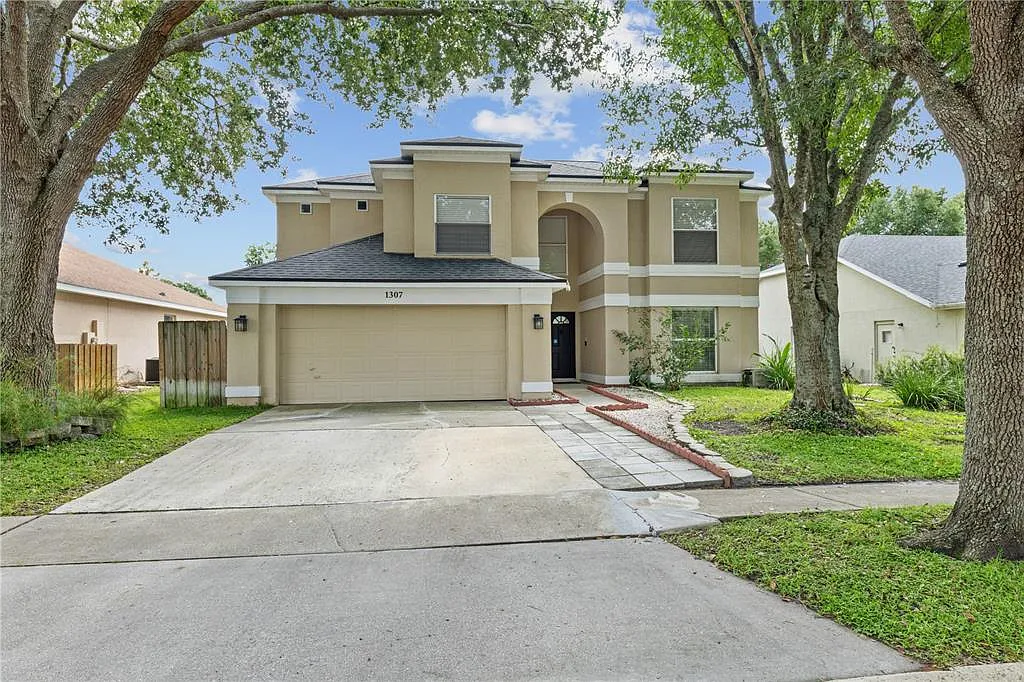 4 bed, 2.5 bath, 2487 sqft, $3,200 — Photo 4