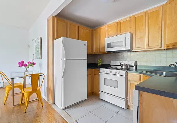 2nd image of 344 De Graw St #3E