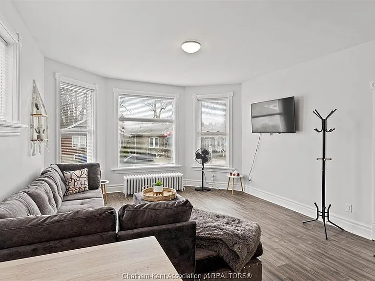 135 William St N #1 — Photo 2