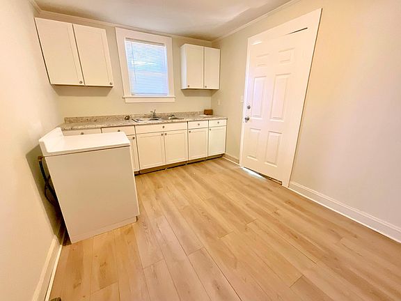 4th image of 693 Beaumont Ave
