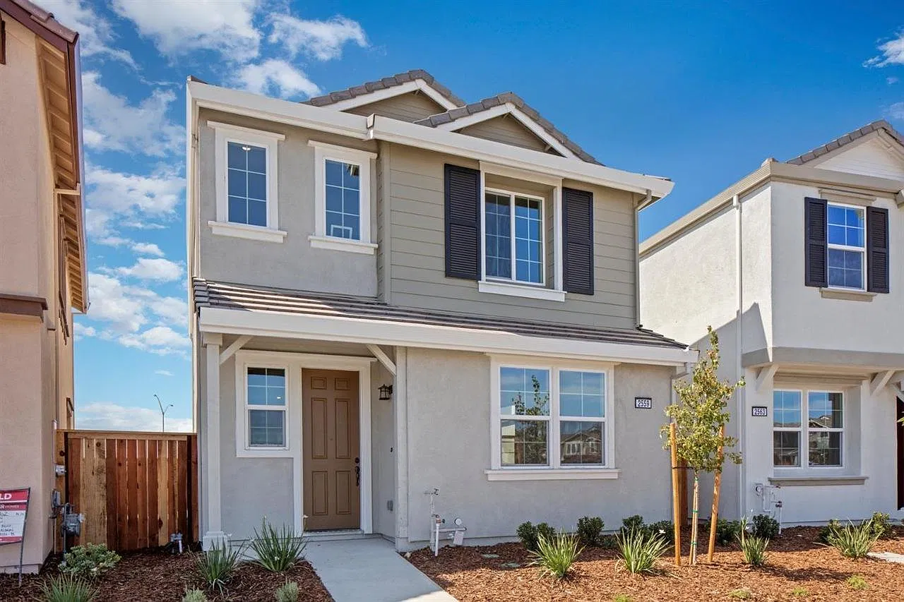 2559 Buzz Aldrin Way — Photo 2