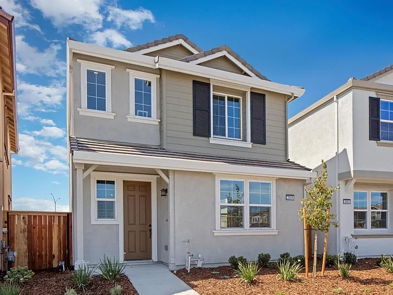 Front Yard - Maintained by HOA