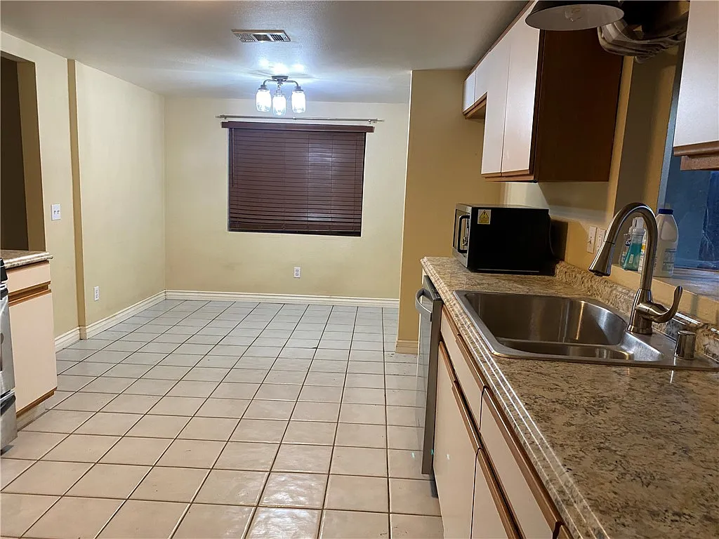 2 bed, 1.5 bath, 1045 sqft, $2,500 — Photo 4