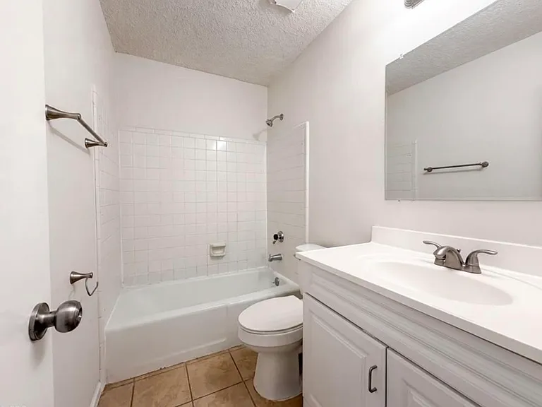 4708 Chaucer Dr — Photo 2