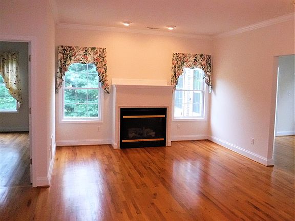4th image of 560 Massanutten Ct