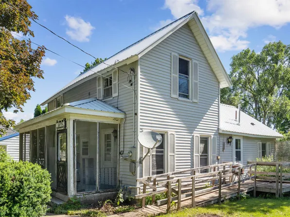 1215 N 3rd St, Manchester, IA 52057