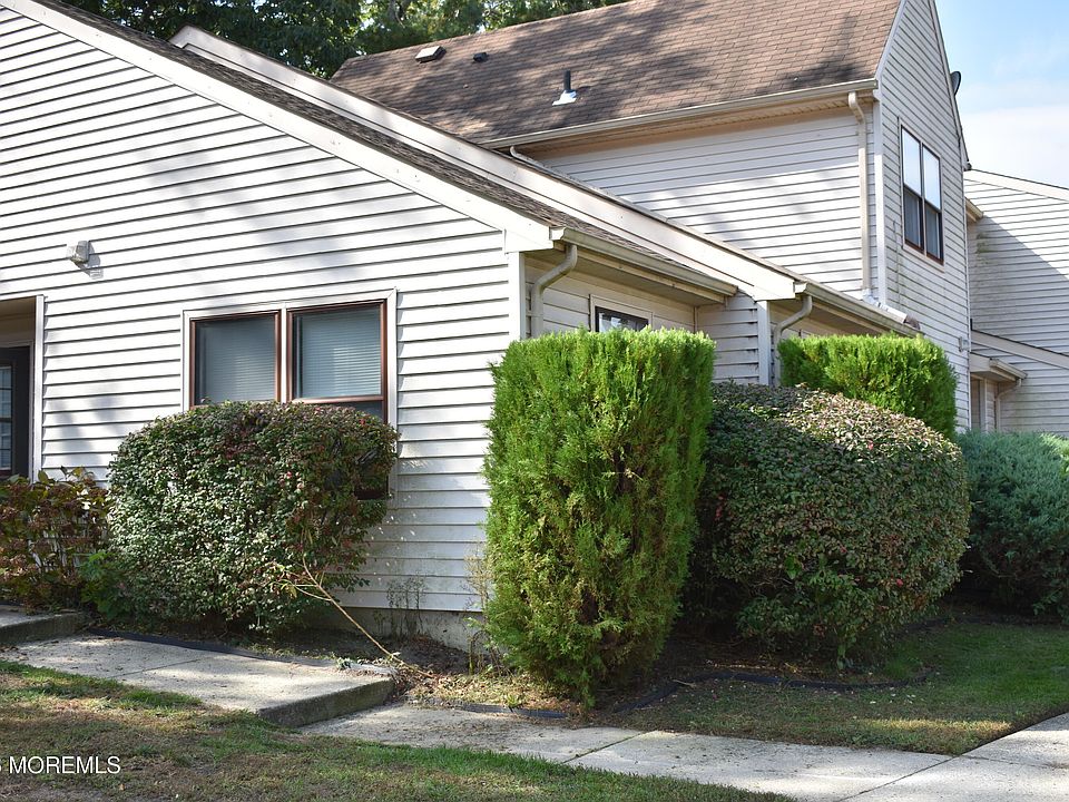 1st image of 27 Pin Oak Ln