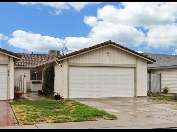 1327 Spruce Ln