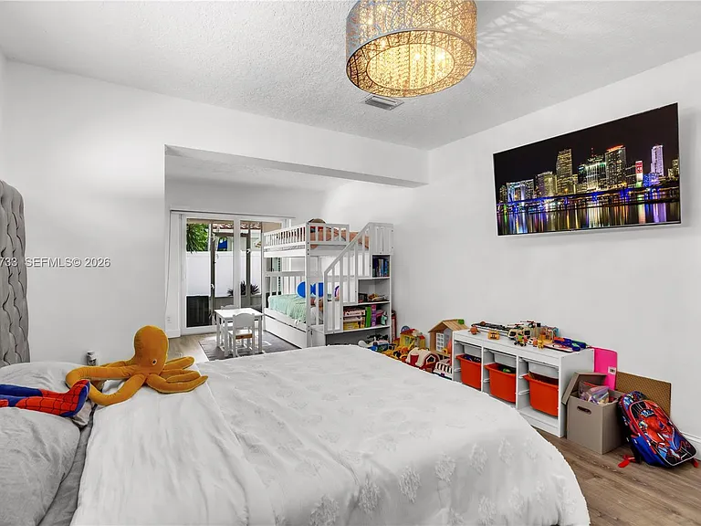 2424 NE 18th Ave — Photo 15
