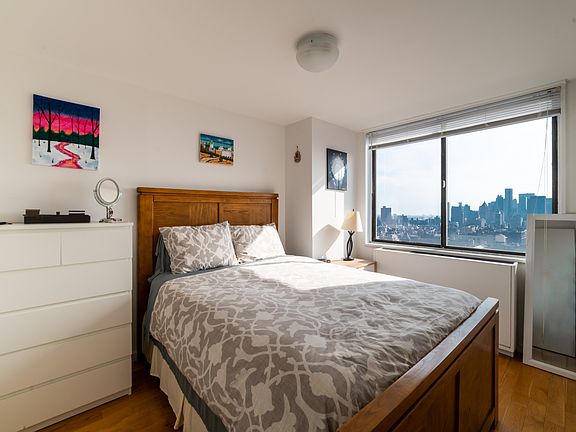 5th image of 300 Mercer St APT 33I
