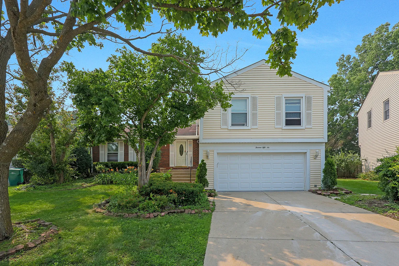 1356 Larchmont Dr photo 1