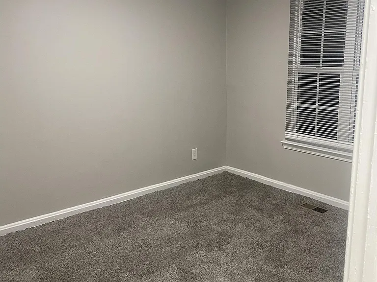 208 Evergreen St — Photo 4