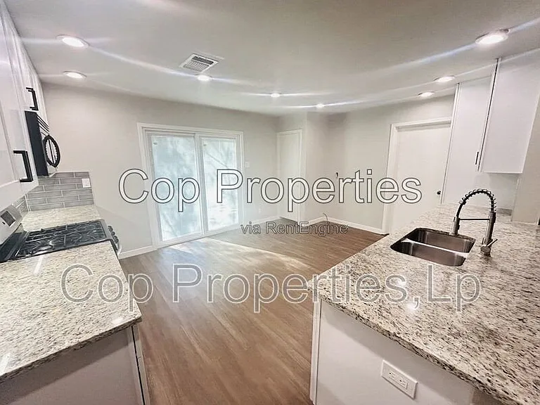 2914 Greenacres St — Photo 4
