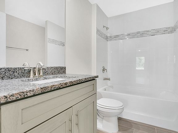 5th image of 2303 Fox Hollow Dr
