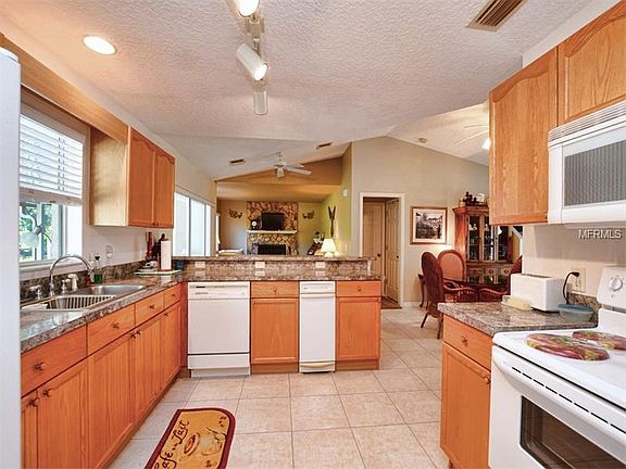 5th image of 28127 Lois Dr