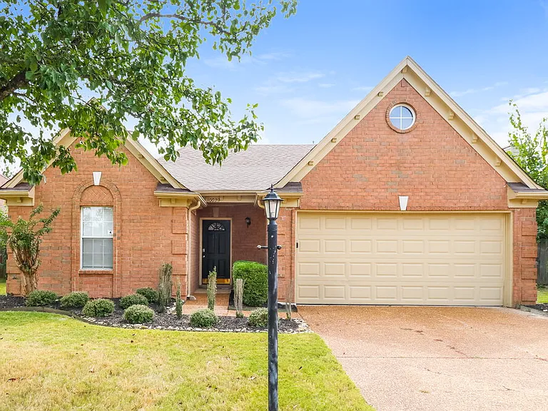 10029 Woodland Grove Dr — Photo 1