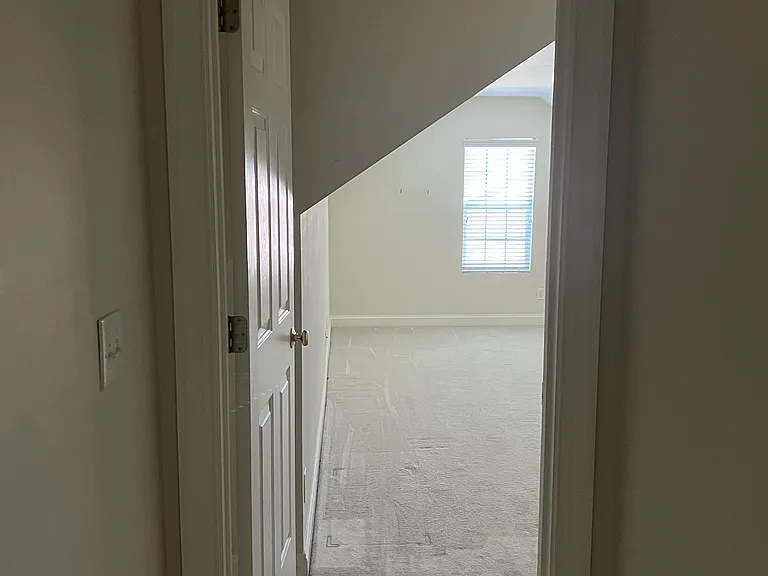 Bonus Room (upstairs) - spacious, can be used as Play Room