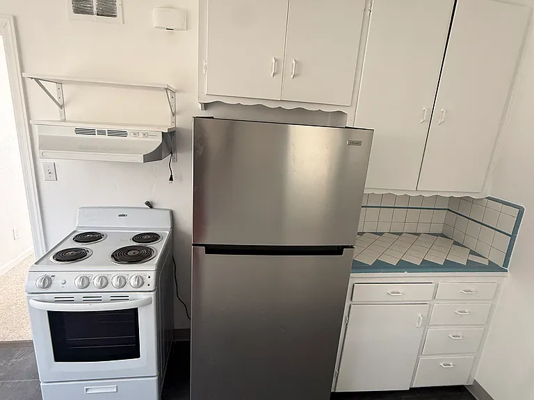 895 Locust St — Photo 3