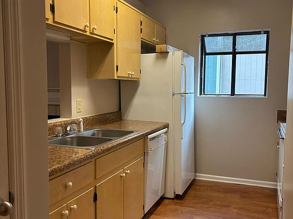 2nd image of 1528 Belmont Trce #1528
