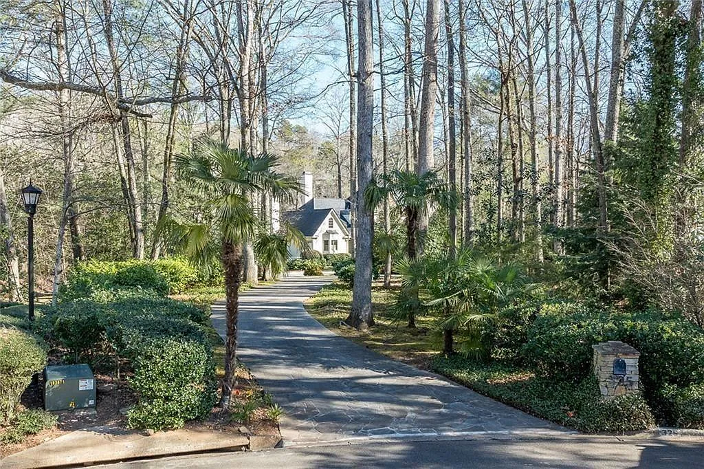 5 bed, 4.5 bath, 5561 sqft, $7,500 — Photo 3