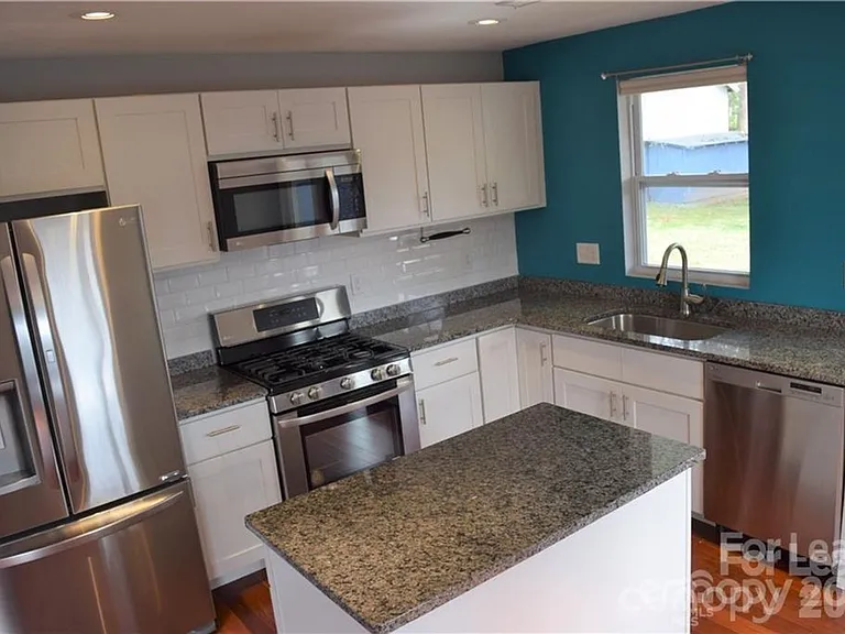 1221 Meadow Ln — Photo 6