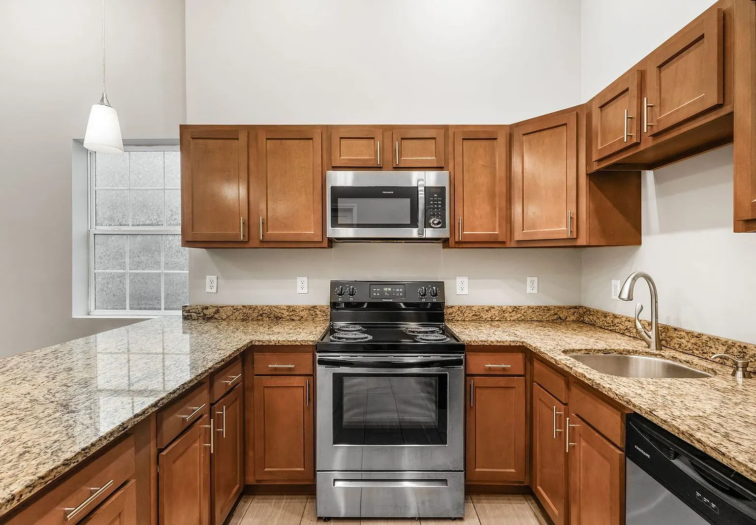 2 bed, 1.0 bath, 700 sqft, $1,299 — Photo 1