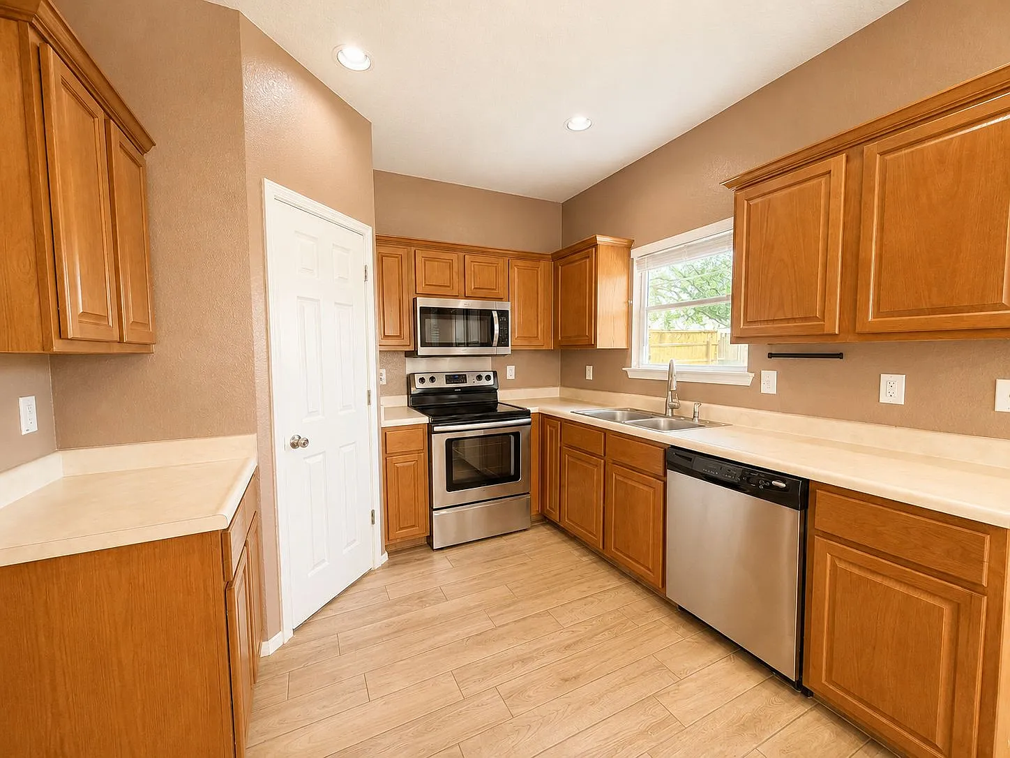 4 bed, 1579 sqft, $1,695 — Photo 3