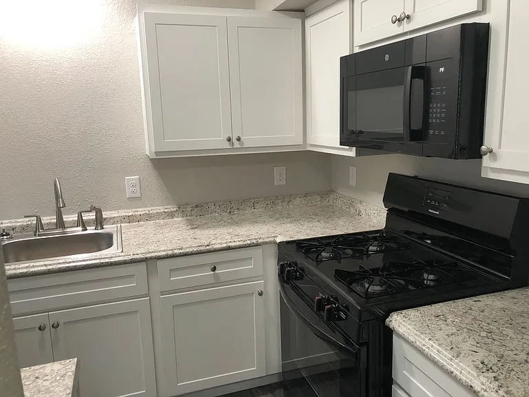 Yukon Heights Apartments — Photo 5
