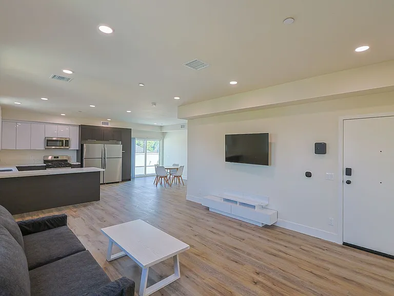 1189 W 37th Pl — Photo 17