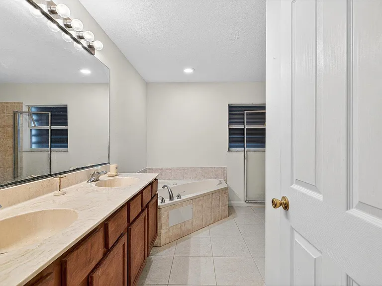 1058 SW Locke Ave — Photo 24