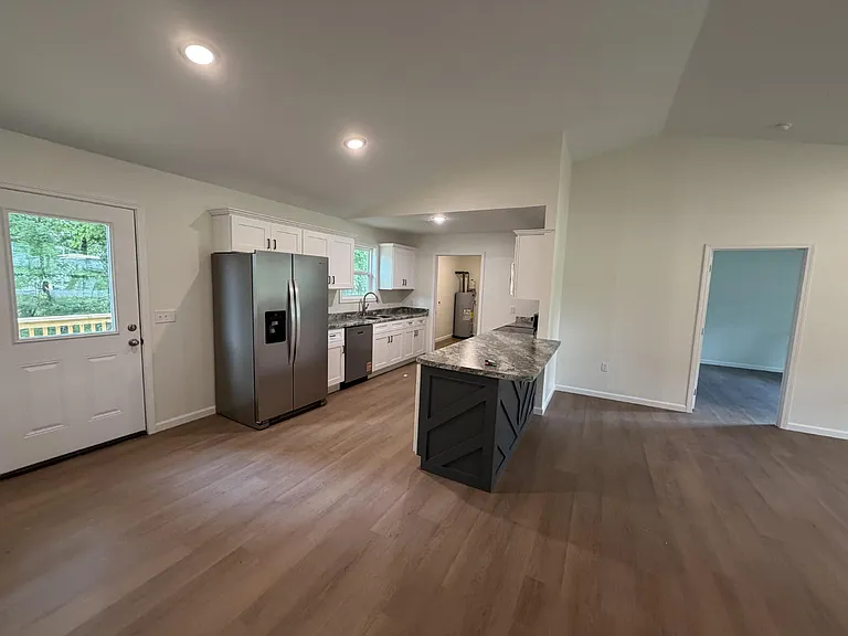 204 Peter Ave — Photo 3