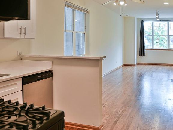 4th image of 3327 N Sheffield Ave #2010