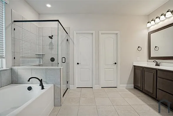 812 Woodview Ct — Photo 8