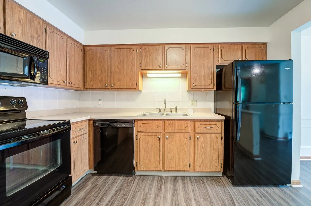 Green Lake Apartments and Townhomes — Photo 4