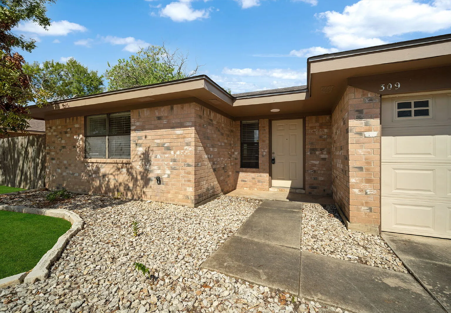 3 bed, 1.0 bath, 1156 sqft, $1,250 — Photo 4