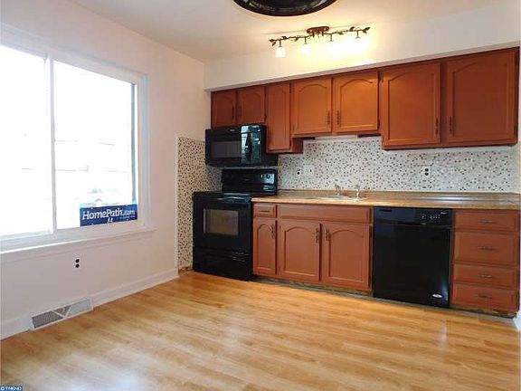 2nd image of 3 Cedar Creek Ct