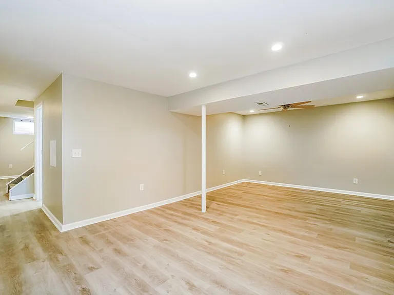 1667 Eastbrook Dr N — Photo 10