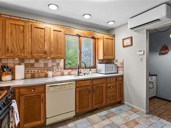 4th image of 214 Grouse Hill Rd
