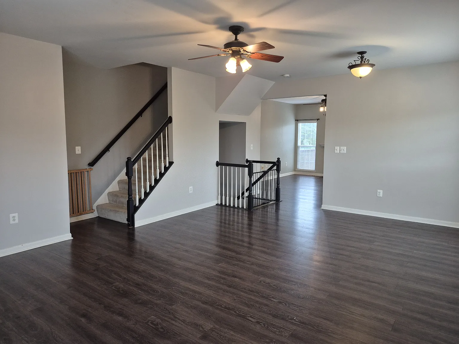 3 bed, 3.5 bath, 2100 sqft, $2,100 — Photo 2