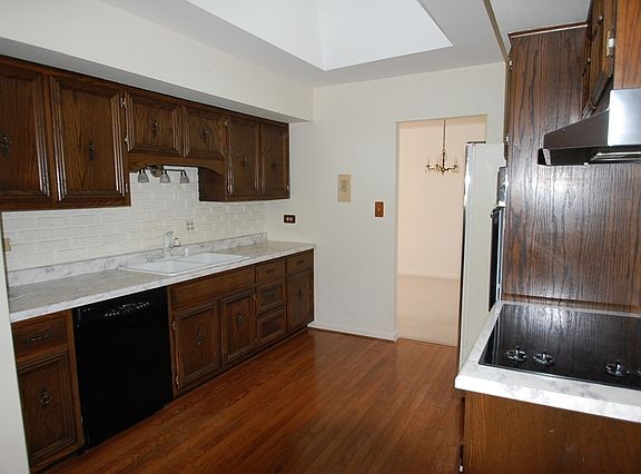5th image of 301 Arrowhead Dr