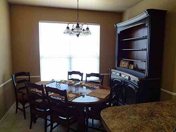 4th image of 806 E Lynn Ln
