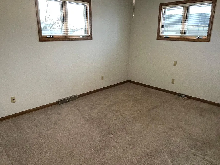 1109 Raney St — Photo 8