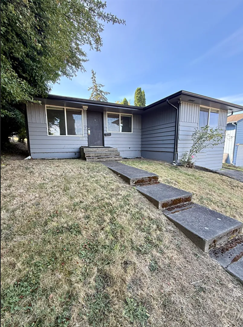 East Tacoma Home with 4 Bedrooms — Photo 2